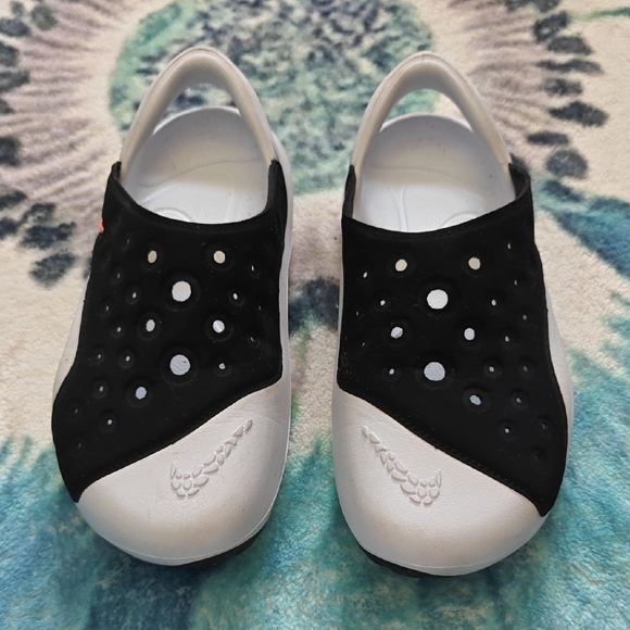 Nike Black and White Water Shoes Slip-On - Picture 2 of 4